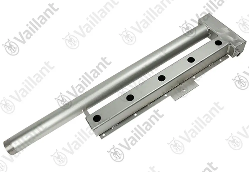 Vaillant Verteiler aus Metall für Warmwasser, mit mehreren Öffnungen und einem langen Anschlussrohr, zur Verwendung in Heizsystemen.